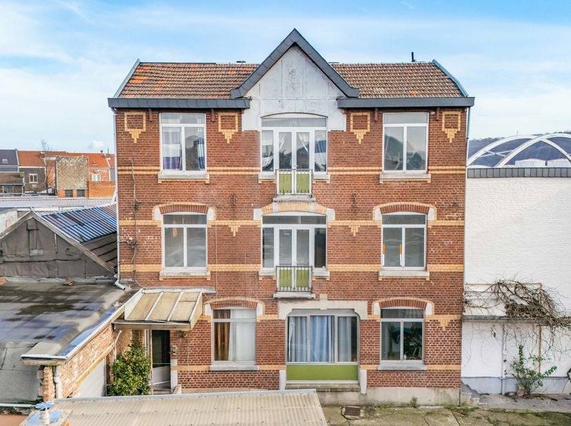 Vastgoedcomplex bestaande uit een magazijn van 276 m², een appartement met 1 slaapkamer op de begane grond en een duplexappartement op de eerste en tw