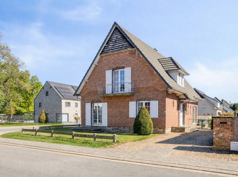 Welkom in de Putmosstraat 17 te Genk, waar deze karaktervolle woning gelegen is in een rustige en kindvriendelijke woonomgeving. Deze eigendom combine
