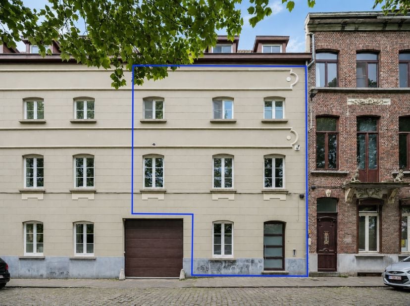 Ruime woning met drie slaapkamers en polyvalente ruimte in het historisch centrum, met zicht op het water.<br />
<br />
In de omgeving van het Prinsen
