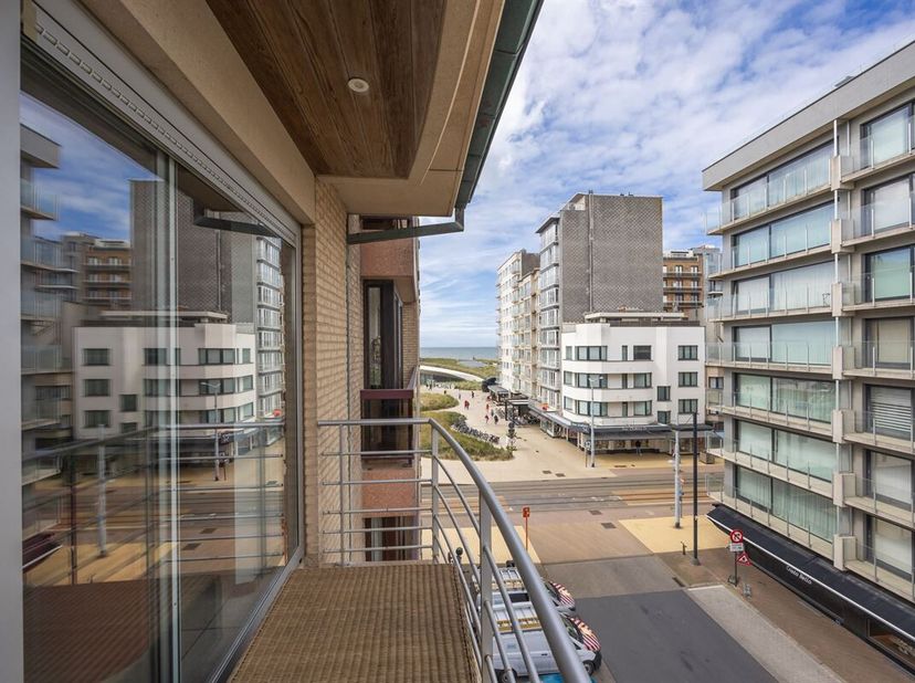 Ruim, ongemeubeld appartement in klein gebouw op topligging, vlakbij het strand en casino.   Indeling : inkomhal, ruime en brede woonkamer met open ge