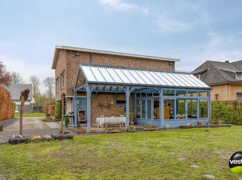 Gelegen in de gegeerde villawijk Henegauwberg, één van de meest prestigieuze woonomgevingen van Hasselt, bevindt zich deze karaktervolle villawoning/l