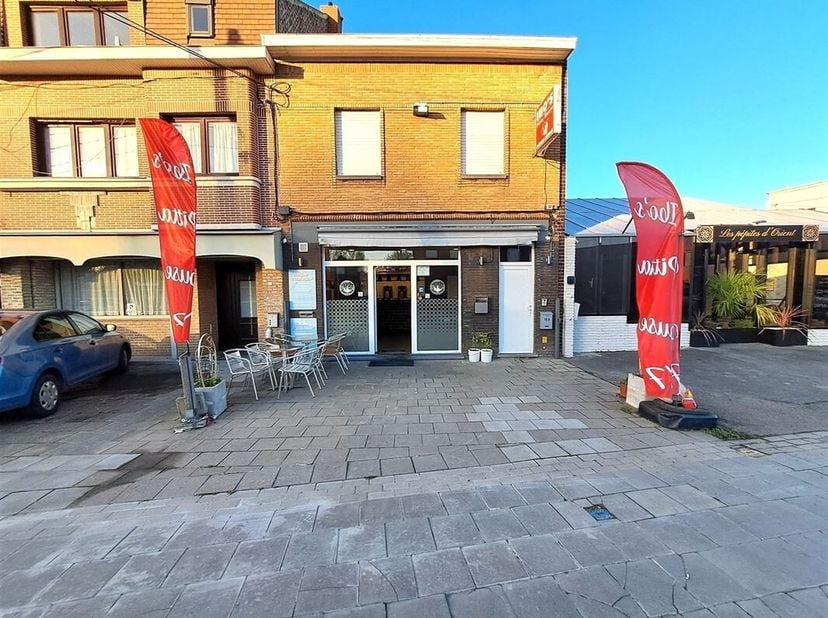 Spacieuse maison commerciale d'environ 231m2, idéale pour un investissement avec des revenus locatifs garantis ! <br />
Cette propriété comprend un es