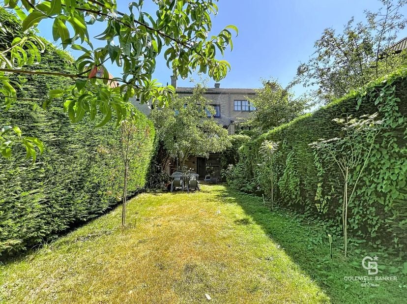 Bel-étagewoning met 5 slaapkamers en tuin<br />
Biedt ruime volumes: lichtrijke woonkamer van 34 m² met toegang tot buiten, een recente volledig geïns