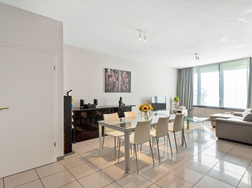 Knap en lichtrijk appartement (100m²) met gezellig terras en autostaanplaats op centrale ligging te Mortsel!<br />
<br />
Indeling: Inkomhal, gasten
