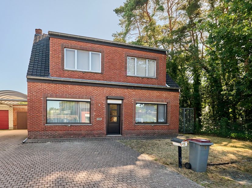 In een rustige woonstraat in Mol-Achterbos vindt u deze vergunde woning uit 1961 op een perceel van 337 m². Een woning waar al een aantal belangrijke
