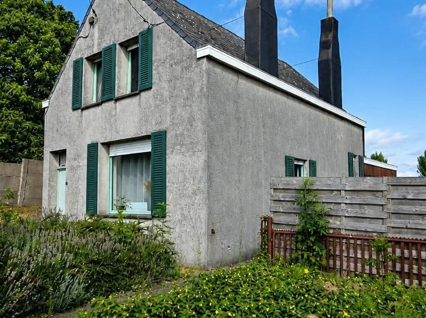 Te renoveren woning op een ruim, zuidgericht perceel van 1.063 m²<br />
<br />
Bent u op zoek naar een woning met potentieel of naar een ruim perceel