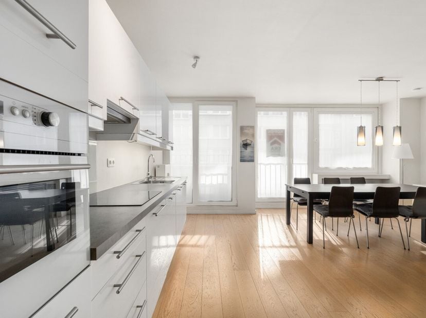 Te koop: ruim appartement in het centrum van Oostende op wandelafstand van de zeedijk, het centrum en openbaar vervoer. Dit appartement biedt een comf
