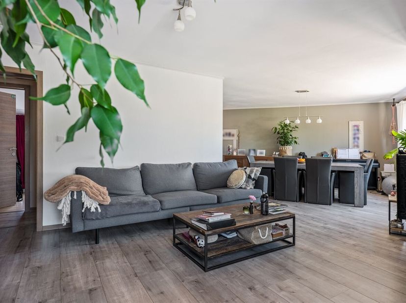 Dit stijlvolle appartement biedt de ideale combinatie van comfort, ruimte en hedendaags woonplezier.<br />
De ruime en lichtrijke leefruimte met eetpl