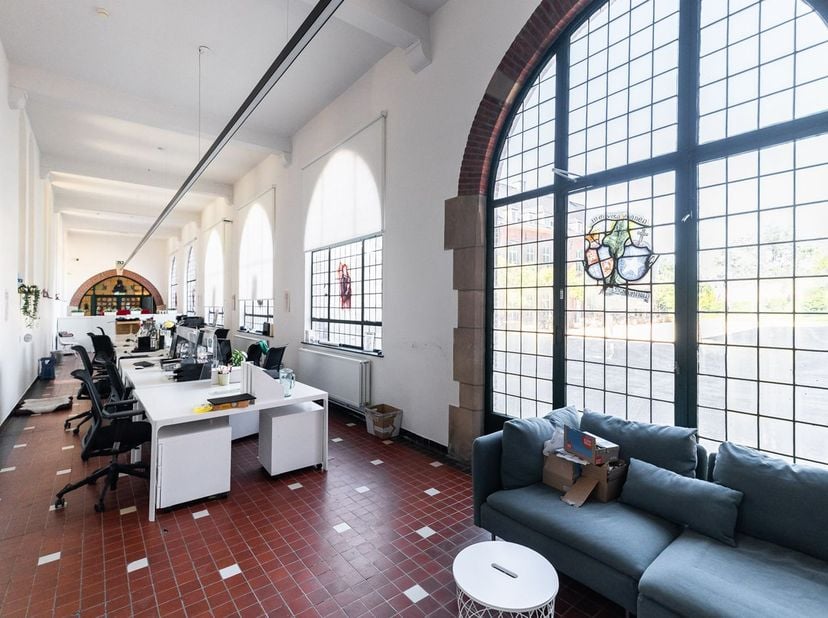 Ontdek deze unieke&amp;nbsp;kantoorruimte van 173&amp;nbsp;m² op een centrale toplocatie in Dilbeek, waar bereikbaarheid, comfort en duurzaamheid samenkomen.
