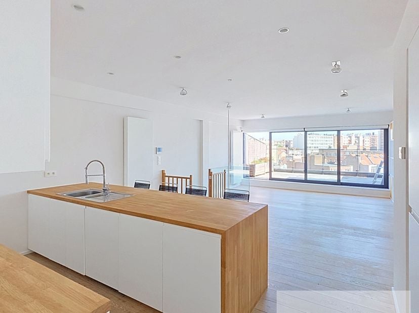 Découvrez ce duplex lumineux pourvu de deux terrasses (en façade avant et arrière) offrant une vue dégagée. Il se compose d'un salon/salle à manger tr