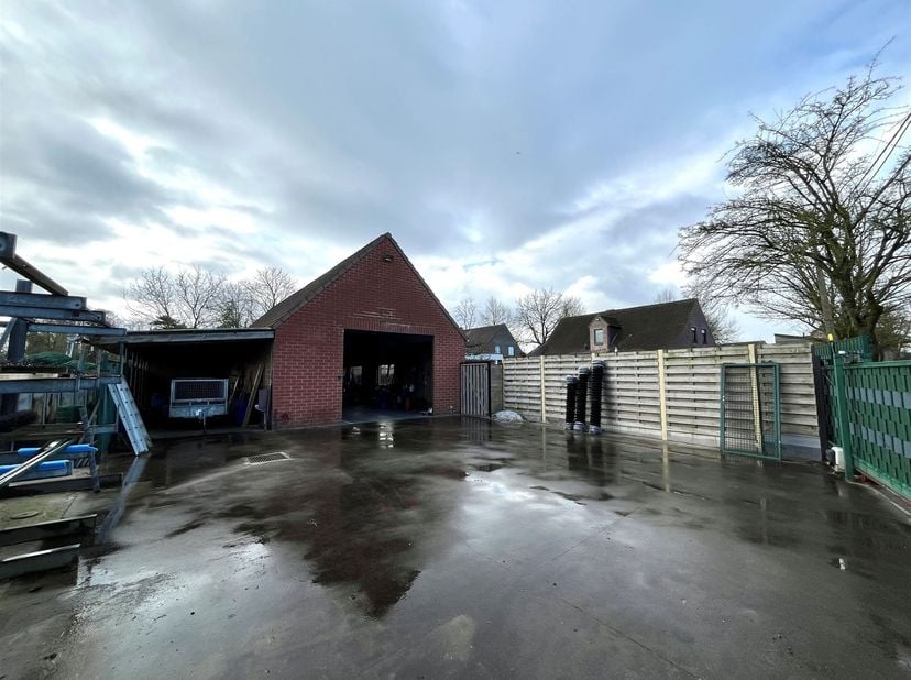 Opslagplaats / loods voor opslag te huur in Kalmthout <br />
<br />
Ligging: <br />
De loods is gelegen in het mooie Kalmthout op een rustige locat