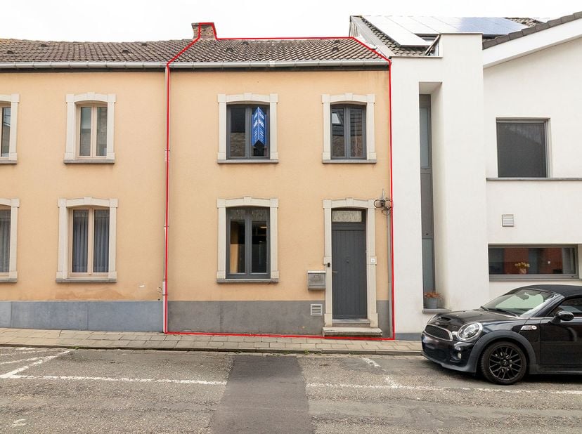 RIJWONING MET GARAGE<br />
<br />
Rijwoning met op het gelijkvloers een living, keuken, badkamer en praktische berging. Op de eerste verdieping bevind