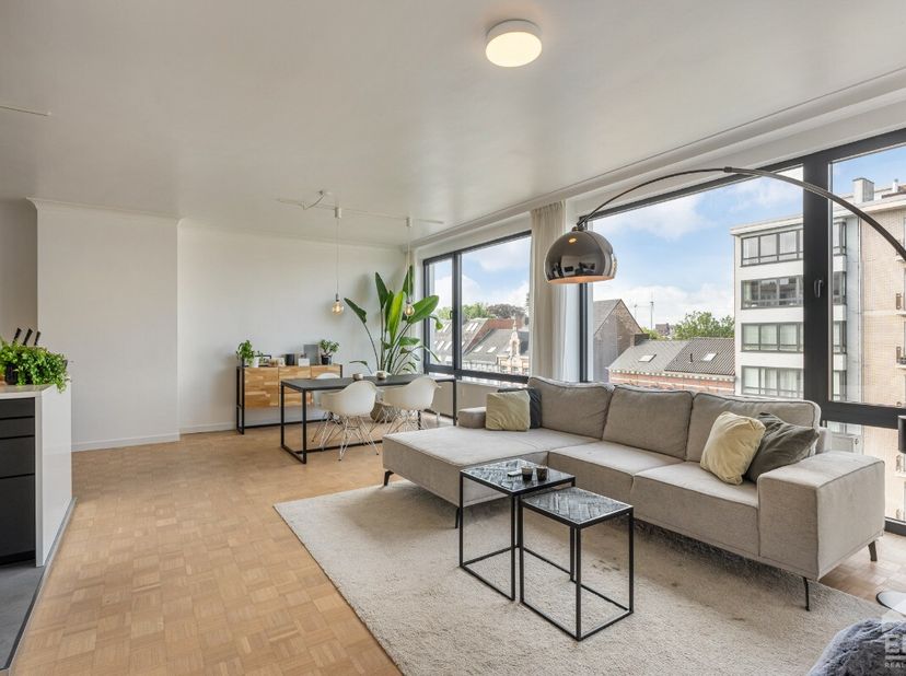 À vendre : appartement élégamment rénové de 130m² au Leopoldplein, à lintérieur de la petite ceinture de Hasselt. Cet appartement économe en énergie,