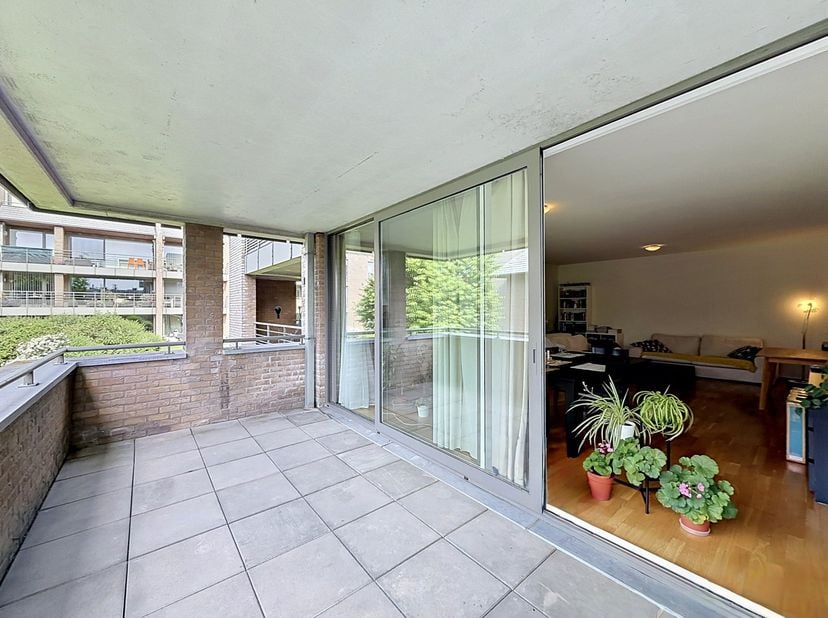 À deux pas du parc de Woluwe et de l’école Européenne, situé dans une rue calme et au 1ER étage d’un immeuble moderne avec ascenseur, superbe appartem