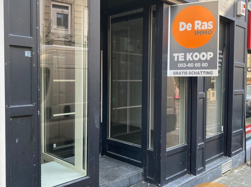 AALST CENTRUM - Commerciële ruimte met absolute topligging in het hart van de stad, op slechts 50 meter van de Grote Markt. <br />
Dankzij de strategi