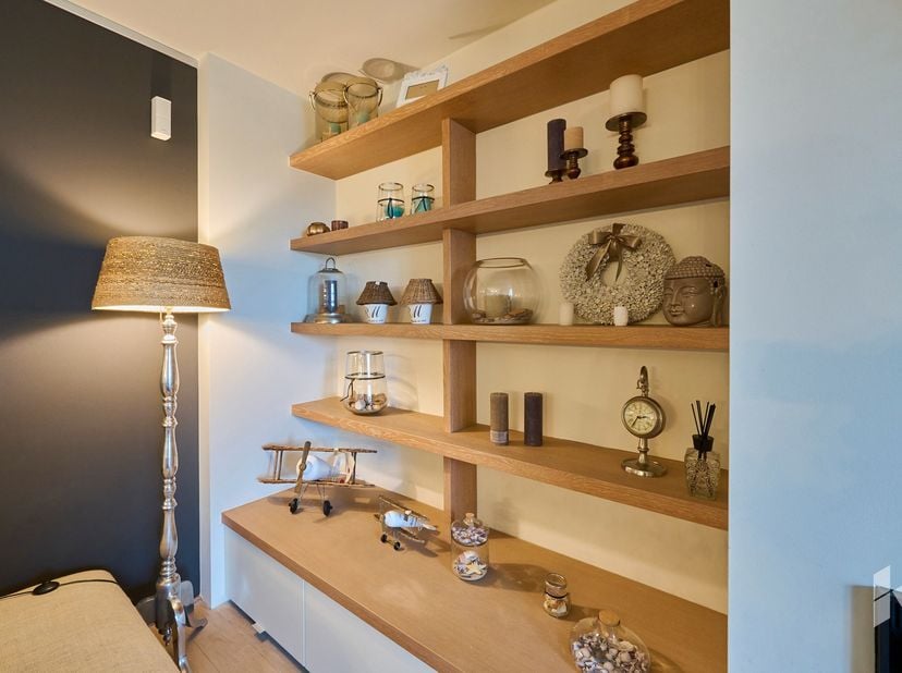 Exclusief penthouse ( 205 m² ) afgewerkt met hoogwaardige materialen gelegen op een unieke locatie in het hart van Lommel.<br />
Via de inkomhal, uitg