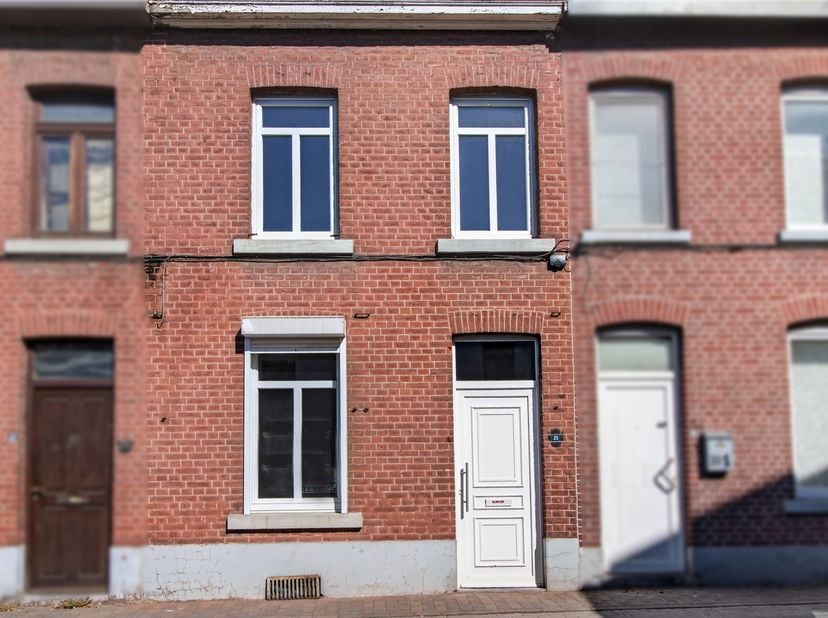 TE RENOVEREN RIJWONING met KOER in het STADSCENTRUM<br />
Rustig gelegen gesloten bebouwing in het centrum van de stad, op wandelafstand van winkels,