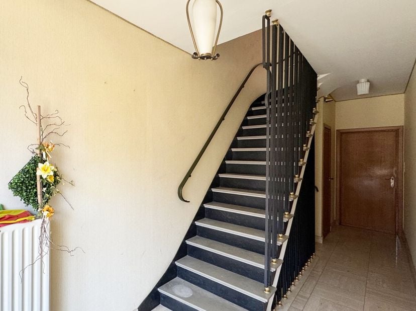 Deze ruime woning met een bewoonbare oppervlakte van 194 m² biedt heel wat mogelijkheden voor wie op zoek is naar ruimte en graag een woning naar eige