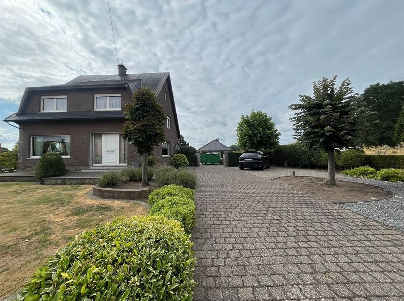 Instapklare woning met 3 slaapkamers, prachtige tuin en extra woon-unit<br />
Ligging: Gelegen langs de Varendonksesteenweg geniet u van een vlotte be