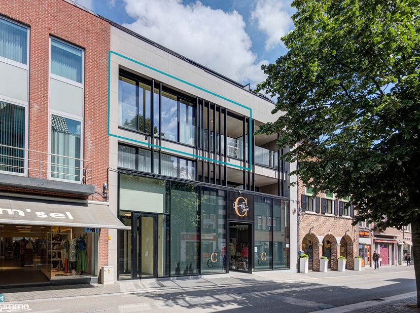 LUXUEUS AFGEWERKT APPARTEMENT MET 2 SLAAPKAMERS, OVERDEKT TERRAS, KELDERBERGING EN ONDERGRONDSE AUTOSTAANPLAATS IN BILZEN CENTRUM<br />
<br />
In het