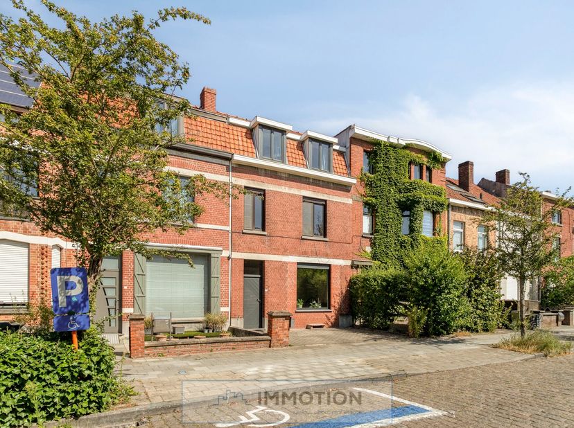 In de rustige en groene Goedendaglaan, op wandelafstand van het centrum van Kortrijk, bieden wij deze te renoveren gezinswoning te koop aan. Een pand