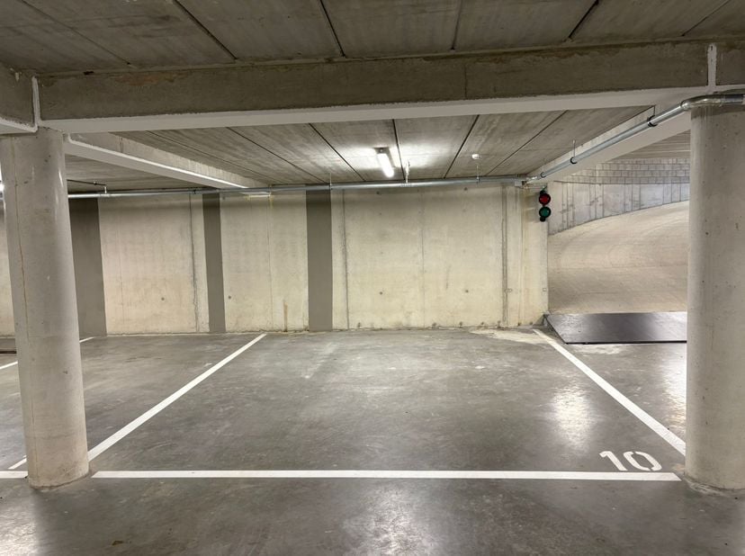 Deze ruime ondergrondse autostaanplaats voor mindervaliden (4,13 x 5,15 m) bevindt zich in een prachtige residentie in het hart van Balen. Het volledi