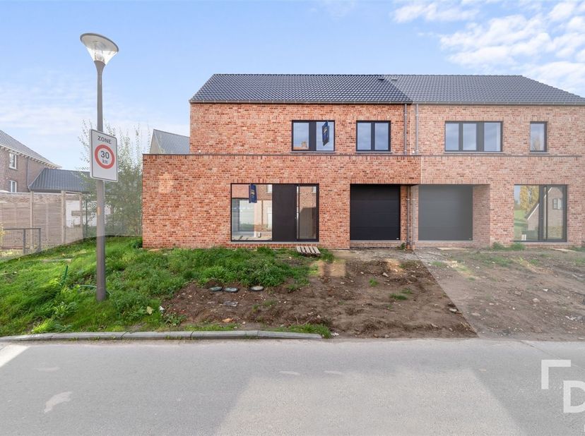 In het charmante dorpscentrum van Kemmel, het kloppend hart van Heuvelland, realiseren we een uniek woonproject bestaande uit drie stijlvolle nieuwbou