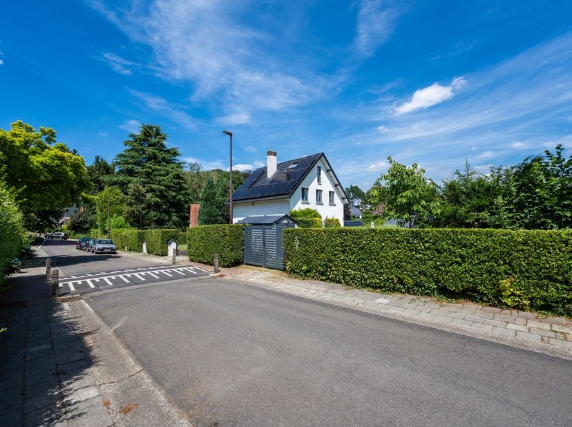 Beersel – Situé au cœur du quartier très recherché Ingendael, à deux pas de la gare de Rhode-St-Genèse, agréable VILLA (4CH/1SDB/1SDD) construite en 1