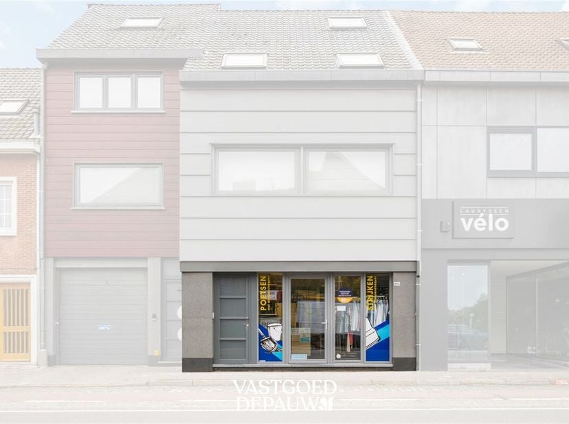 A la recherche d'un emplacement commercial avec une excellente visibilité ?<br />
Cet immeuble commercial est situé sur la Gistelse Steenweg à Sint-An