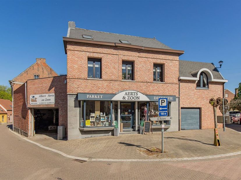 RUIM, UITSTEKEND ONDERHOUDEN EN KWALITATIEF HANDELSHUIS (OP HEDEN PARKET- EN INTERIEURZAAK) EN BOVENGELEGEN WOONST 472M² MET 3 SLAAPKAMERS, DAKTERRAS