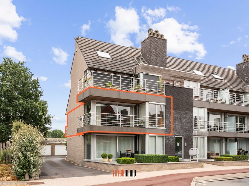 Dit mooi 2-slpk appartement (78m²) vinden we op de eerste verdieping van Residentie Lucca, een moderne kleinschalige woonresidentie langs de Zeger Mae