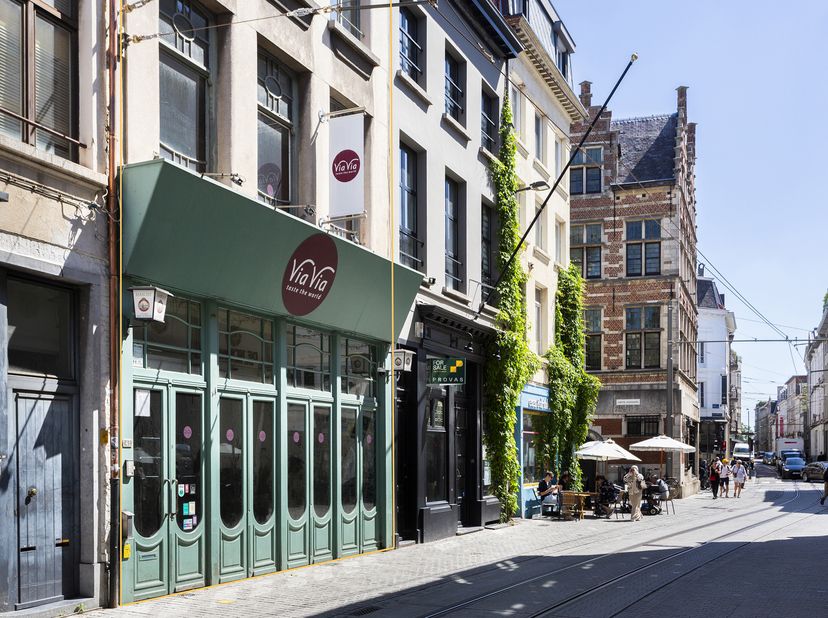 Maison commerciale extrêmement bien située avec une surface généreuse denviron 485 m², située dans la Wolstraat, à deux pas de léglise Saint-Charles-B
