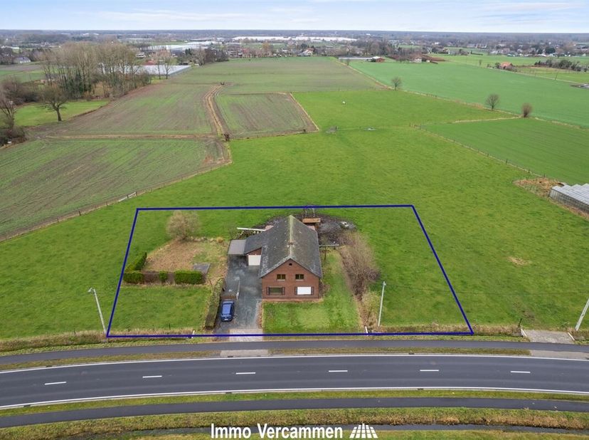 Verrassend ruime, landelijke woning te Putte, gelegen op een knap perceel van ruim 21 are met een straatbreedte van maar liefst 50 meter.<br />
Deze r
