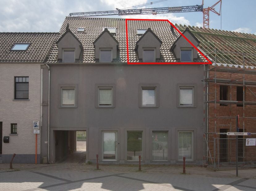 DUPLEXAPPARTEMENT MET TERRAS -<br />
Duplexappartement gelegen op de 2e en 3e verdieping in hartje Nevele, met 2 slaapkamers en een terras. <br />
Onm