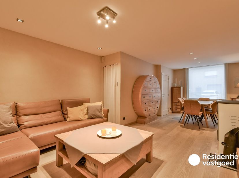 Welkom in de Meenseheirweg 139, een gerenoveerde woning met ruime garage in het hart van Roeselare. Op wandelafstand zijn er winkels, openbaar vervoer