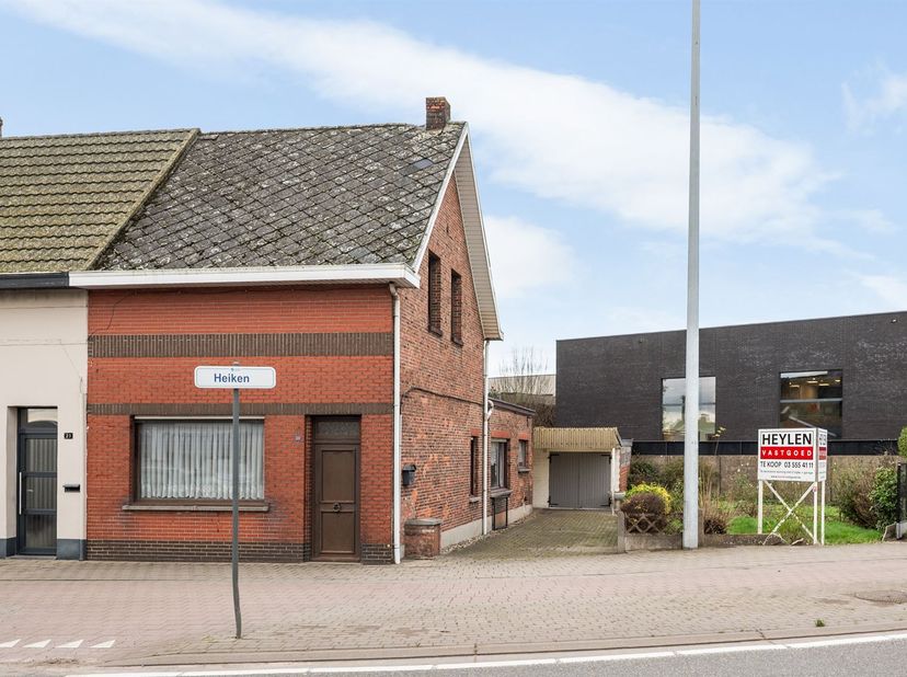 Te renoveren halfopen bebouwing nabij het centrum van Sint-Lenaarts!<br />
<br />
De inkom die toegang biedt tot de ruime woonkamer verdeeld in twee
