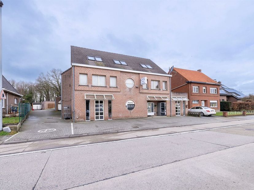 Handelspand met garage en bovenliggend appartement met  3 slaapkamers! <br />
Dit commerciële pand is geschikt voor meerdere doeleinden. Dankzij zijn