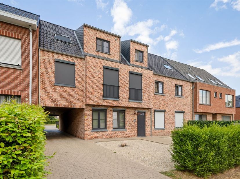 Op een rustige locatie in de Rector de Ramstraat 47 te Zandhoven bevindt zich dit recent gelijkvloers appartement (bouwjaar 2014). De woning combineer
