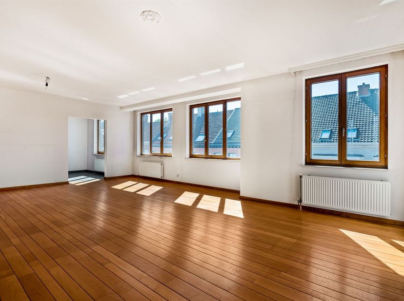 Ruim lichtrijk appartement met 3 slaapkamers<br />
Ligging:<br />
Het appartement is gunstig gelegen met winkels, scholen en openbaar vervoer op korte