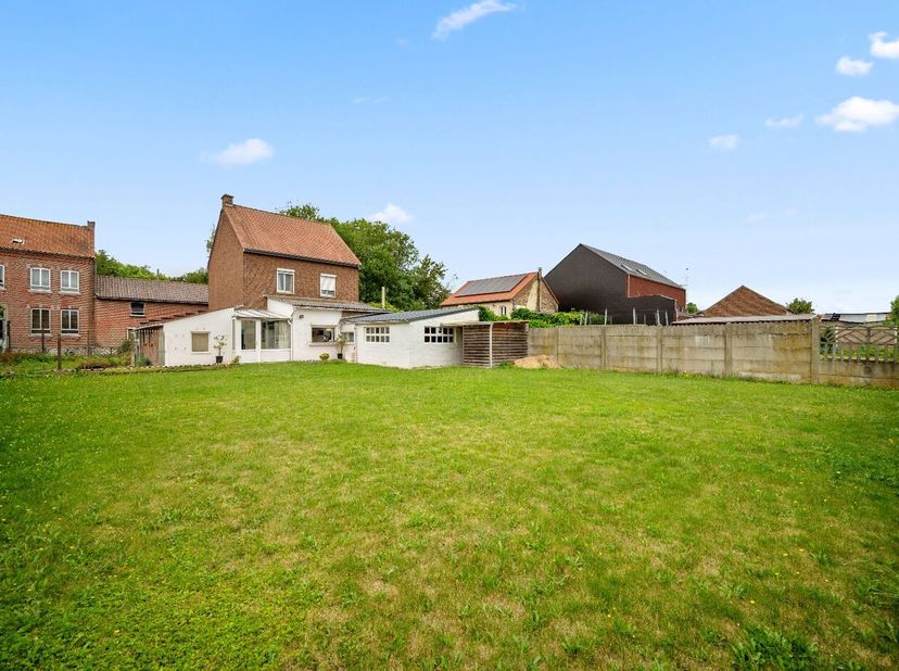 Op zoek naar een woning met ruimte, rust en mogelijkheden? Deze charmante gezinswoning biedt een uitstekende basis om er helemaal uw eigen thuis van t