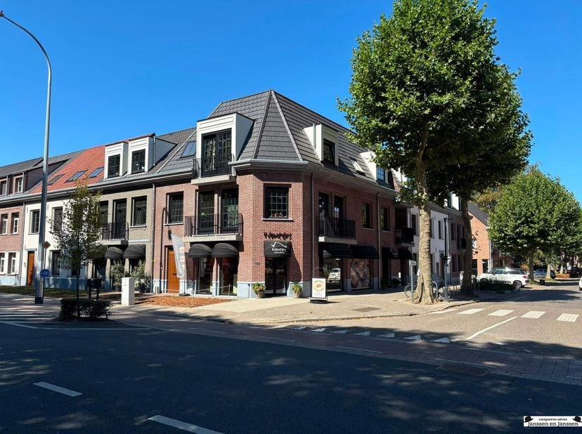 Residentie Kuypershoek<br />
Openbaar vervoer, winkel, restaurants, bakker, apotheker op wandelafstand.<br />
Op de eerste verdieping is het een oas