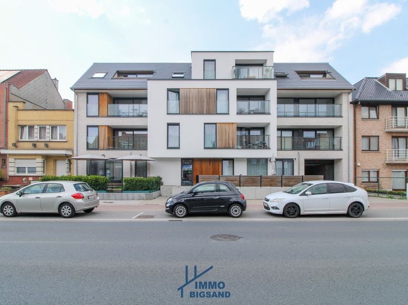 In de recente Residentie Blanckaert te Harelbeke bevindt zich dit stijlvolle nieuwbouwappartement uit 2024. Gelegen op de tweede verdieping en aan de