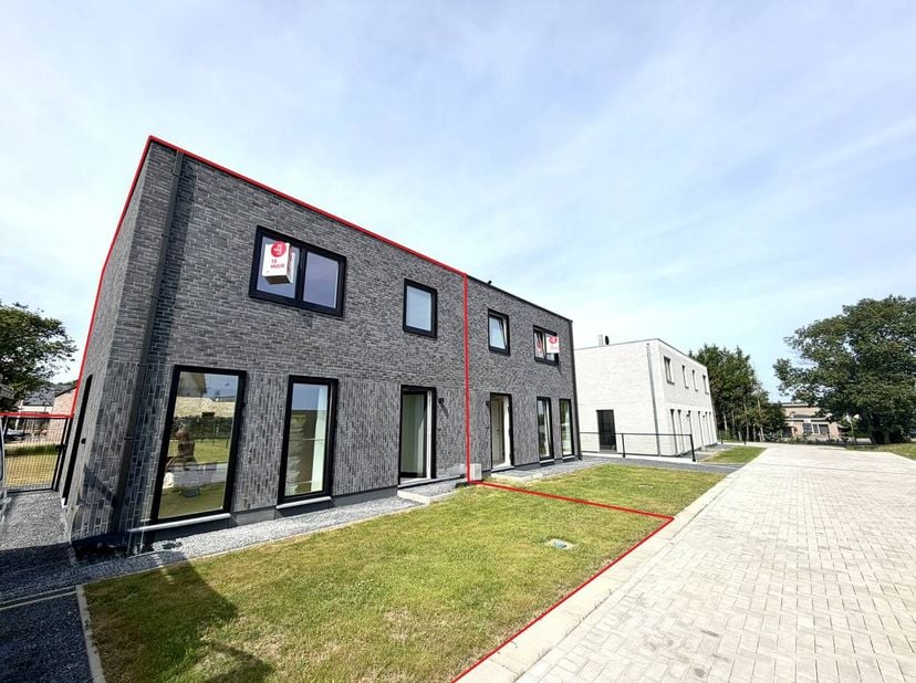 Bent u op zoek naar een moderne en instapklare halfopen bebouwing op een vlot bereikbare locatie? Dit recent opgeleverde nieuwbouwhuis combineert een