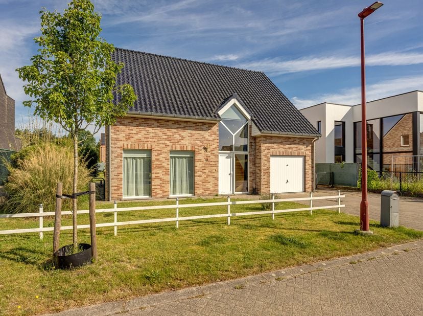 Deze charmante open bebouwing is rustig gelegen in het hart van Rijkevorsel, omgeven door groen en toch op korte afstand van winkels, scholen en belan