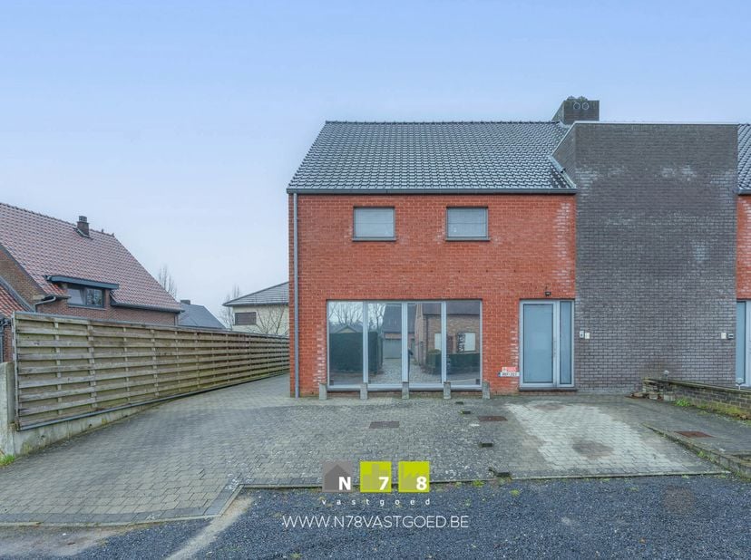 OPBRENGSTEIGENDOM BESTAANDE UIT HANDELSGELIJKVLOERS EN APPARTEMENT OP EEN PERCEEL VAN 03A22CA TE OUDSBERGEN<br />
TROEVEN<br />
- Centrale ligging. Al