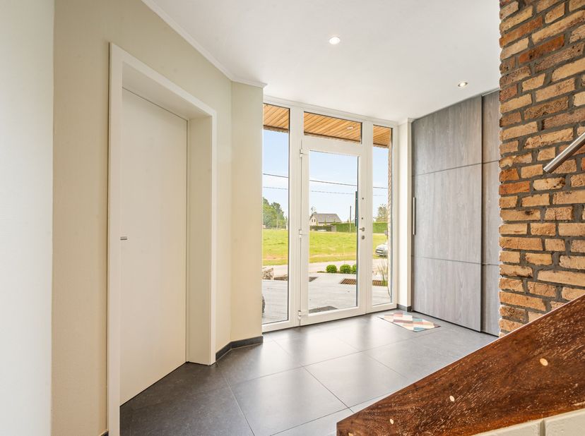 Deze vrijstaande villa is gelegen op een toplocatie aan een doodlopende straat in Nieuwerkerken op een prachtig perceel van 9are 31ca.<br />
De woning