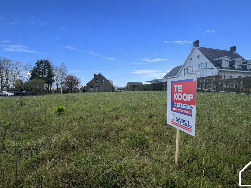 Rustig gelegen bouwgrond voor open bebouwing nabij Kortemark<br />
<br />
Mooi perceel bouwgrond van 511 m² voor een alleenstaande woning (open bebouw