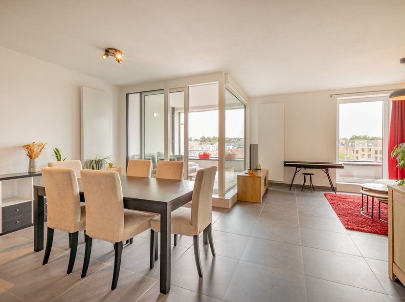 In de rustige en bijzonder gegeerde Leeuwerikenstraat in Heverlee bevindt zich dit recent appartement uit 2019, gekenmerkt door een EPC-score A en een