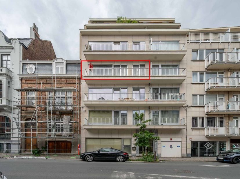 APPARTEMENT 3e VERDIEP MET KELDER &amp; GARAGE -<br />
Het appartement omvat 2 slaapkamers, een badkamer met toilet, een douchekamer, een apart toilet, ke
