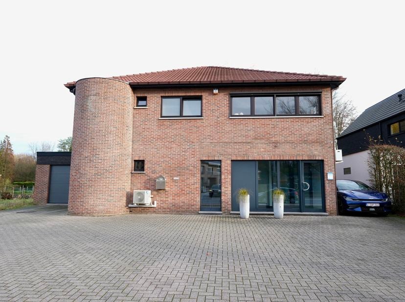 Dit uitstekend onderhouden handelshuis met instapklaar 2-slaapkamer appartement is gelegen in Olmen, op een vlot bereikbare locatie met goede verbindi